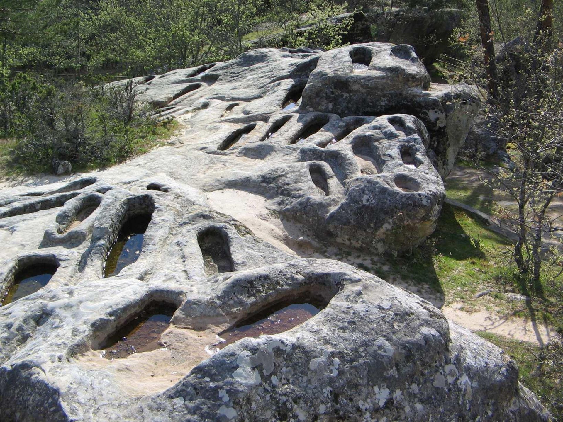 Fotografía de unas piedras con marcas antiguas