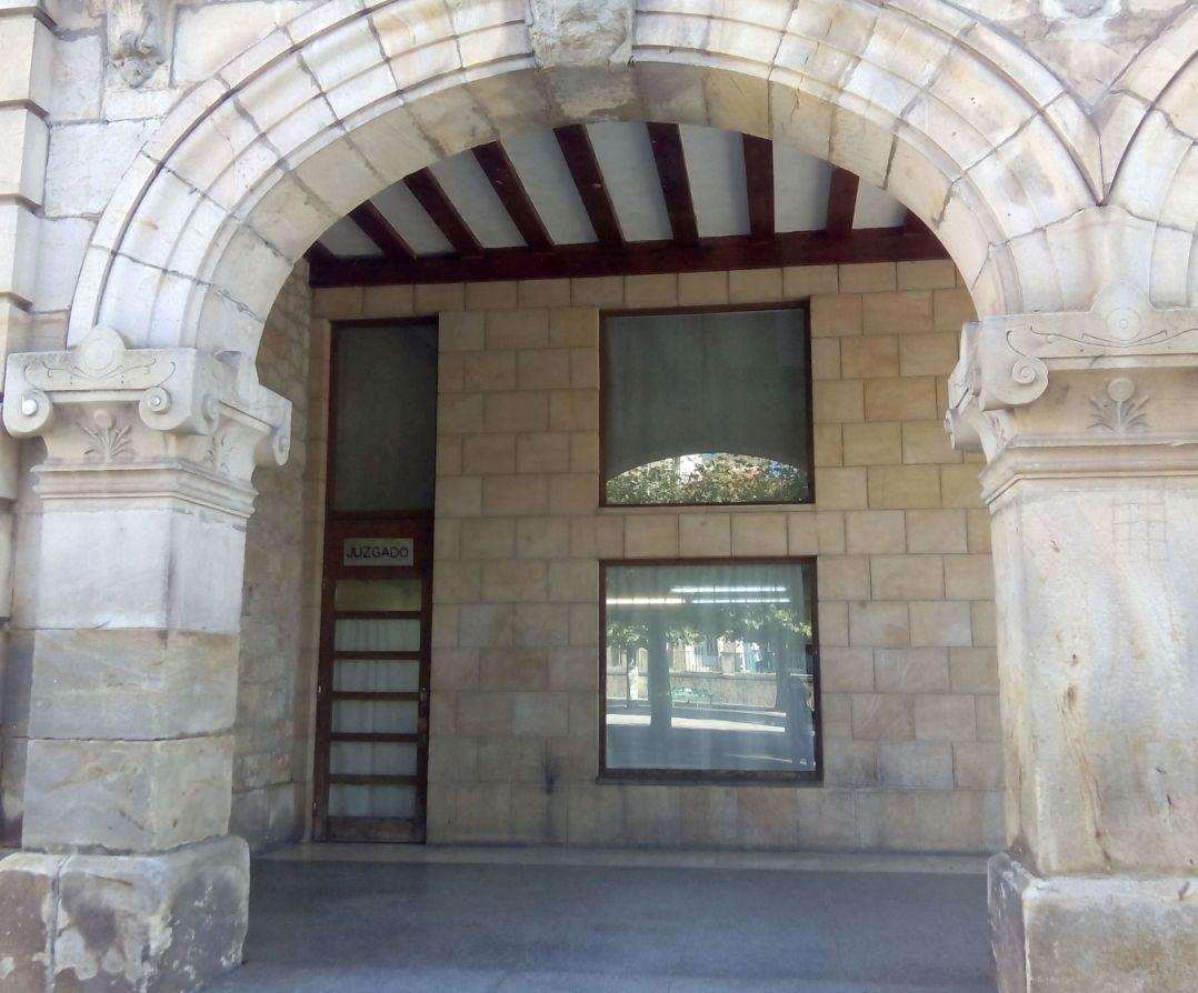 Puerta de entrada a la oficina judicial de Quintanar de la Sierra